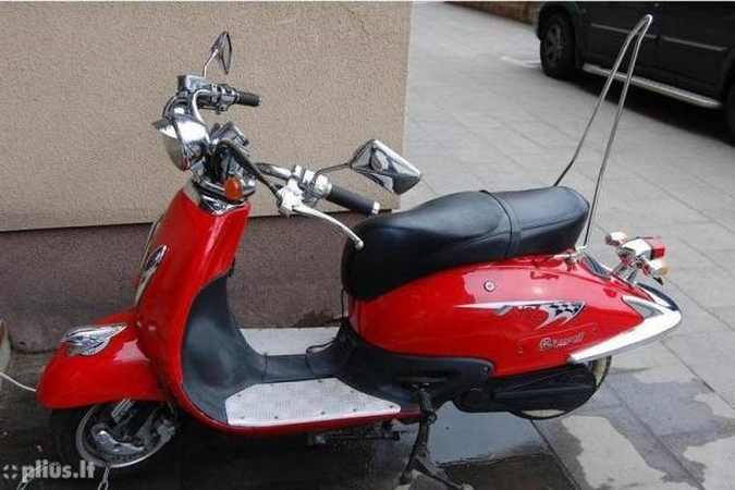 Motociklų sezonas ilgėja, daugėja važinėjančių motoroleriais