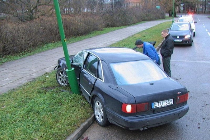 Avarijos priežastis – vasarinė padanga  