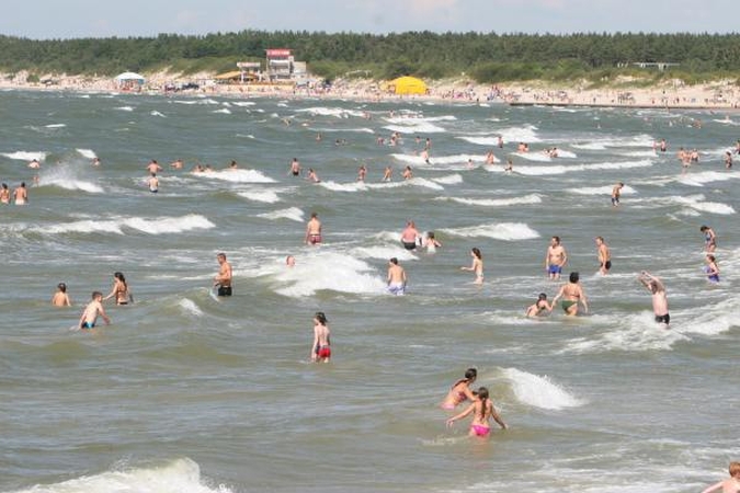 Berniuką ant pripučiamo čiužinio vėjas nešė tolyn į jūrą