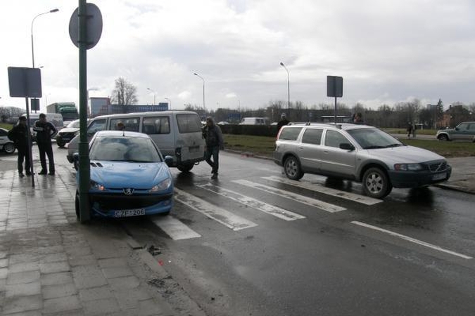Mokyklos gatvėje sudaužytos trys mašinos