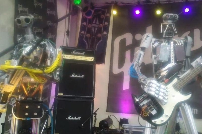 Metalą grojantys robotai sudrebino Frankfurto muzikos mugę