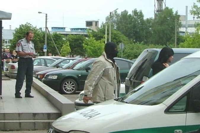 Į susitikimus su dukra L.Stankūnaitė atvežama vis kitu automobiliu