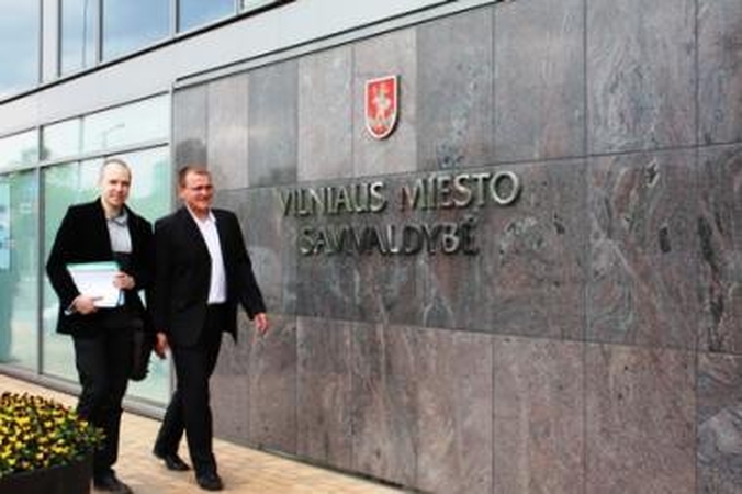Merui įteikti šildymo kainomis nepatenkintų vilniečių parašai