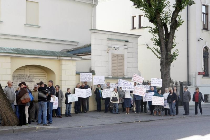 Piketuotojai: grąžinkite 7-ąjį mikroautobuso maršrutą