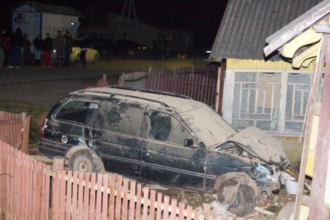 Automobiliui įsirėžus į namą buvo prispausti žmonės (dar papildyta)