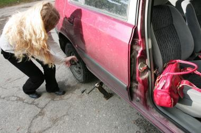 Chuliganai badė automobilių padangas