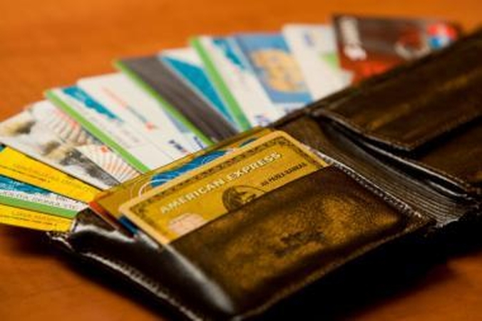 Su padirbtomis kortelėmis sukčiai pirko alkoholį ir cigaretes