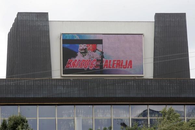 Vasaros karščiai sugadino didžiausią Vilniaus reklaminį ekraną