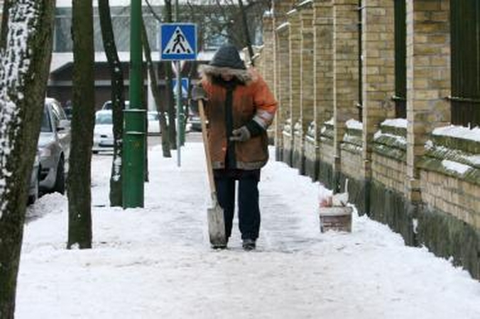Šaligatvius valyti turėtų gyventojai ir įmonės