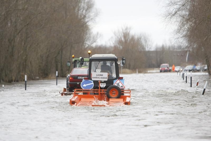 Rusnėje dėl pakilusio vandens lygio uždraustas automobilių eismas