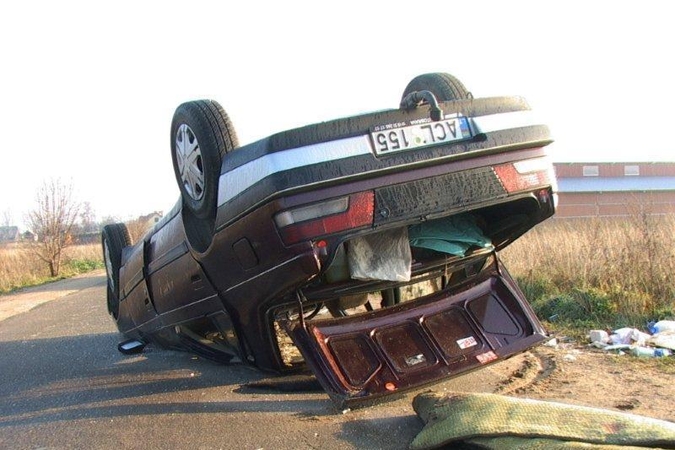 Policija ieško apvirtusią mašiną kelyje palikusio vairuotojo