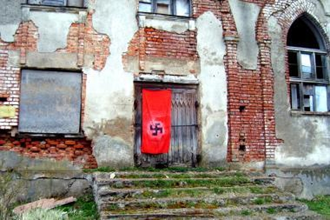 Švėkšnoje ant maldos namų – svastika