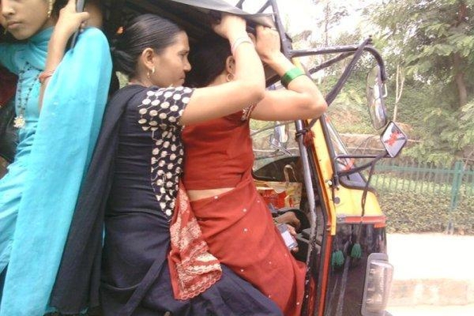 Indijoje keleivius vežusiam sunkvežimiui įkritus į tarpeklį žuvo 38 žmonės