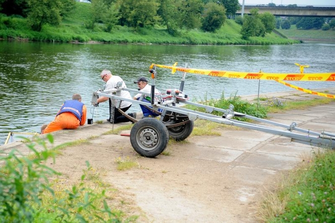 Narai Neryje tikrino dujų vamzdžių būklę