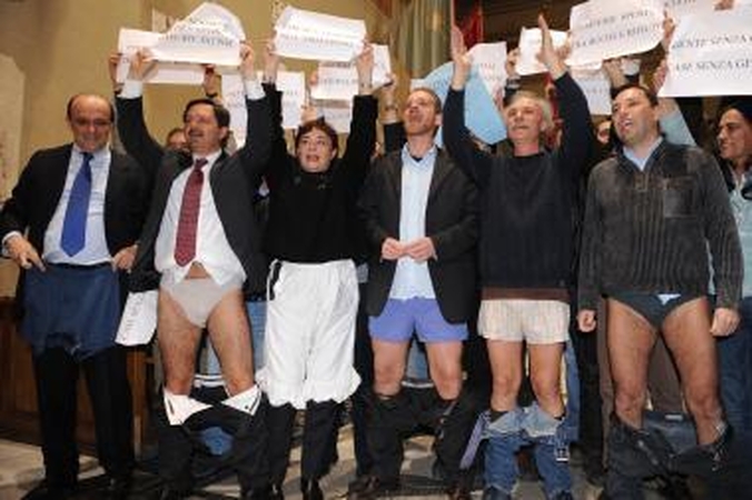 Romos kairiojo sparno politikai protestuodami nusimovė kelnes