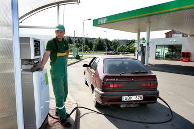Vairuotojai kasmet pilasi vis mažiau dujų