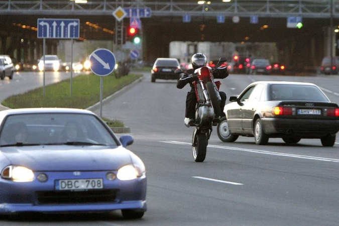Per avariją Kaune susižalojo motociklininkas ir keleivė
