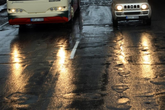 Eismo sąlygas sunkina sniegas ir plikledis, perspėja kelininkai