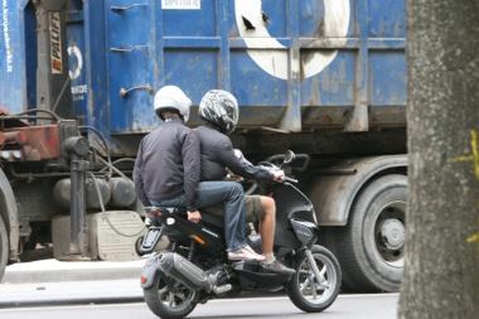Kaune sužalotas motorolerio vairuotojas