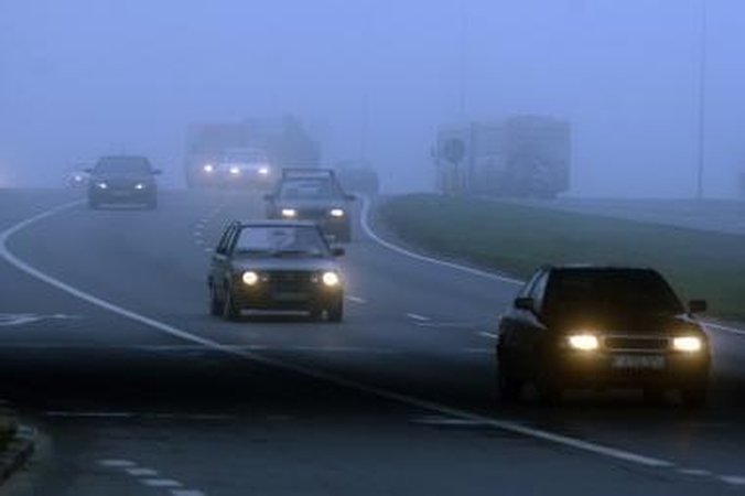 Kelininkai perspėja vairuotojus: Žemaitijoje tvyro rūkas