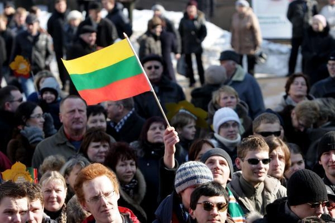 Į Lietuvą      paršliaužtų    ir keliais