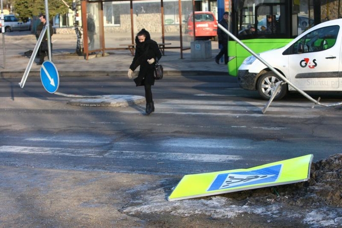Kaune girtas vairuotojas nulaužė kelio ženklus ir užmigo prie vairo