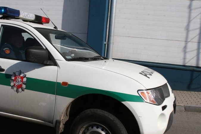 Trys girti Estijos piliečiai veržėsi į uždarytą parduotuvę