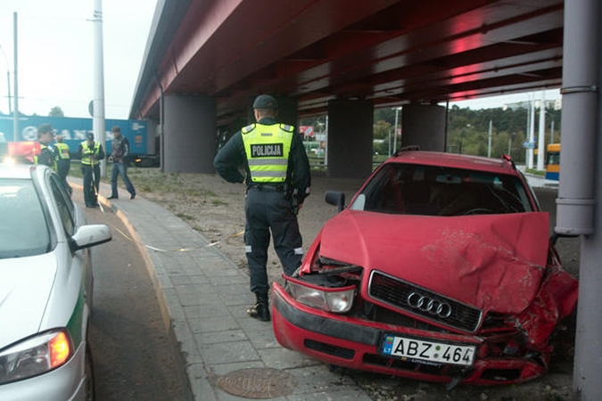 Palijus sostinėje nepataisomai sudaužyti du automobiliai „Audi“ 