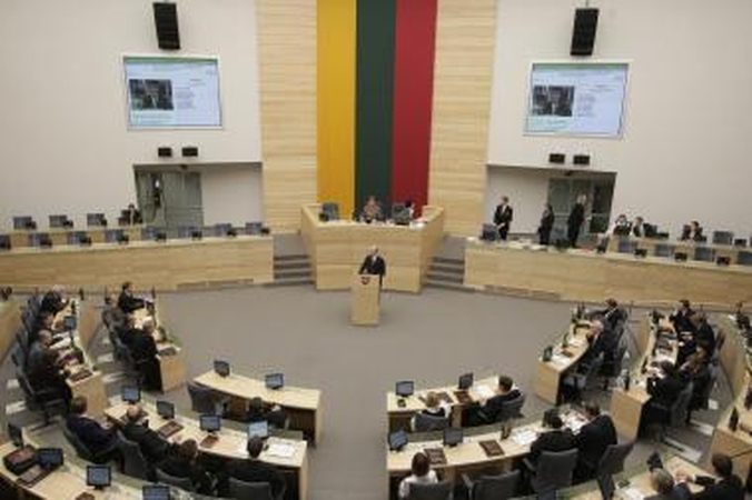 Seimo nariai dvigubo mandato atsisakyti nenori