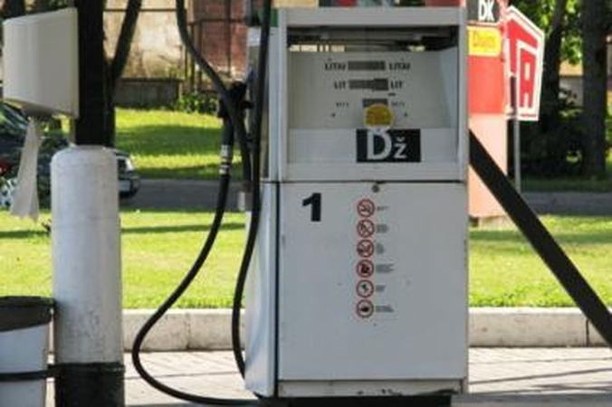 Vežėjai skaičiuoja, kad brangstantis dyzelinas paslaugų kainas pakels kovą 