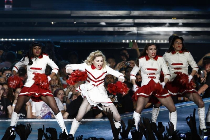 Madonna pasaulines gastroles pradėjo su krauju ir šautuvais