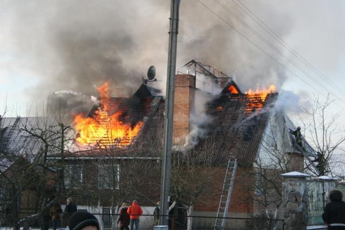 Namas sudegė gaisro gesinti atvykusių ugniagesių akivaizdoje 