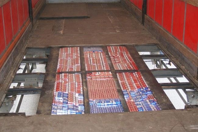 Baltarusių vilkikuose – 300 tūkst. litų vertės cigarečių kontrabanda