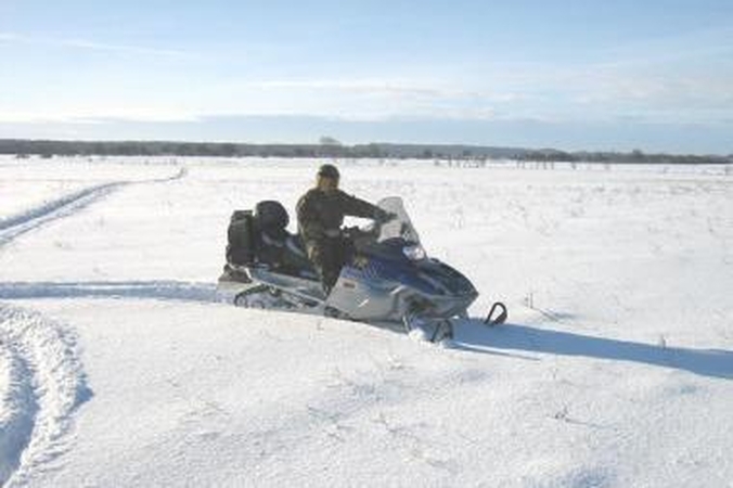 Įtariamuosius vagyste pasieniečiai persekiojo sniego motociklais