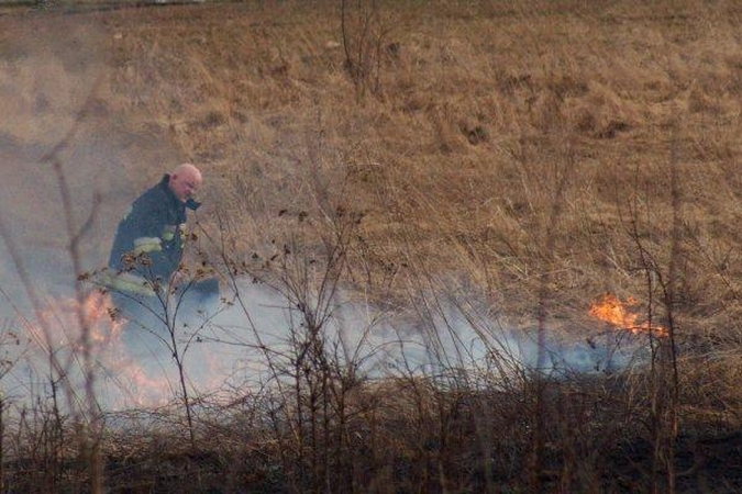 Žolės deginimas: žemės savininkė - kirviu prieš ugniagesį