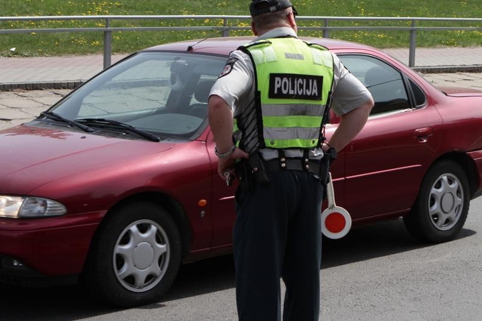 Girtas vairuotojas policininkams siūlė kyšio važiuoti pas jo mamą