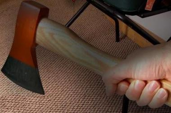 Prieš brolį su kirviu rankoje