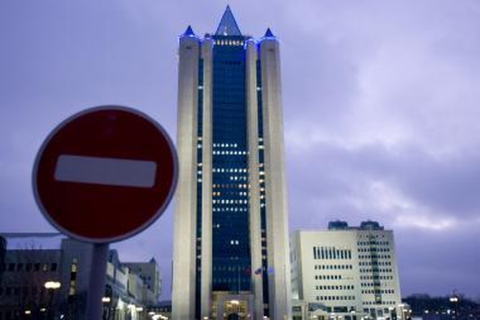 "Gazprom" pelnas sumenko beveik dešimtadaliu