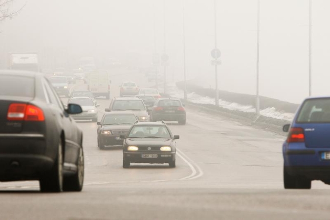 Kelininkai įspėja dėl slidžių rajoninių kelių, kai kur tvyro rūkas
