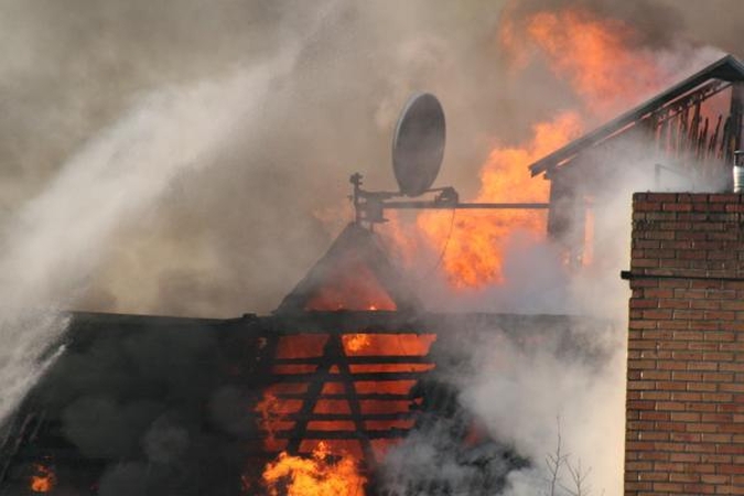 Vilniuje iki pamatų sudegė du gyvenamieji namai