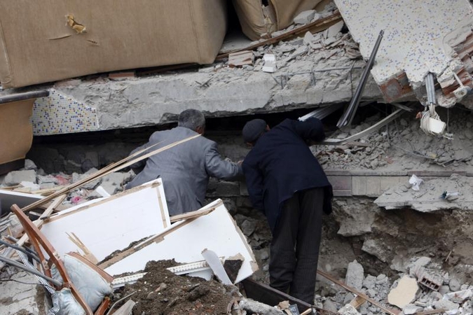 Turkijoje jau trečia diena ieškoma žemės drebėjimo aukų