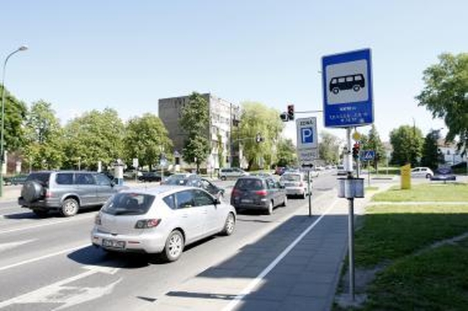 Stotelė Pilies gatvėje: vairuotojai pyksta, keleiviai džiaugiasi