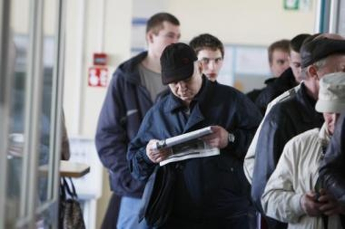 Bedarbiai tebeplūsta į darbo biržas