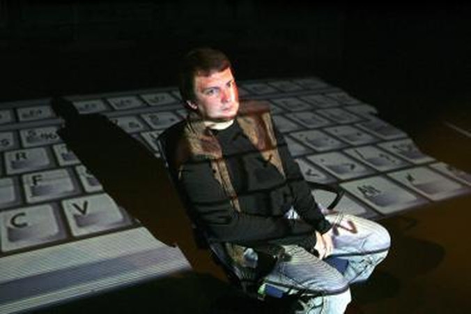 Spektaklis "Moderatoriai": vienatvė interneto minioje