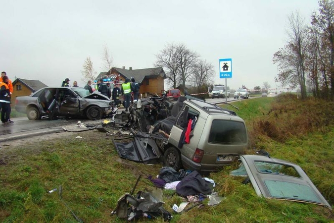 Kraupi avarija prie Marijampolės: vairuotoja žuvo, dar trys sužeisti