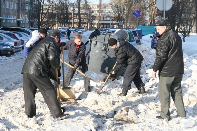 Vilniečiai išvadavo kiemus iš sniego 