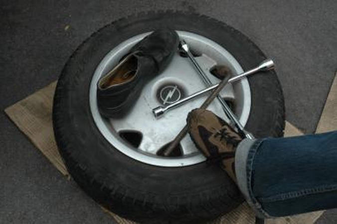 Vilniuje žuvo gatvėje ratą keitęs vairuotojas