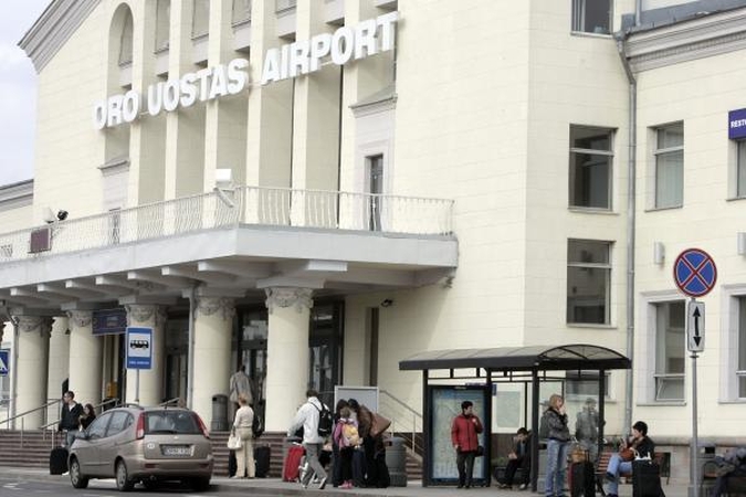 Vilniaus oro uostas planuoja perpus mažinti keleivių mokesčius