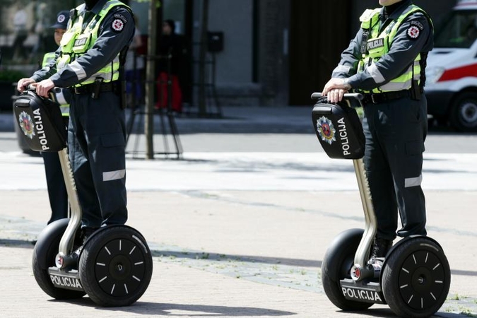 Vilniuje susižalojo nuo riedžio nukritęs policininkas