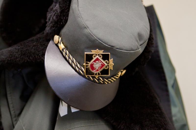 Pasieniečių sulaikytas vyras protestavo galva daužydamas sieną